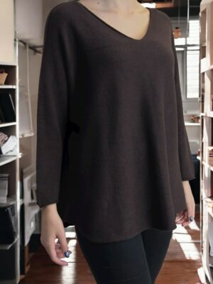 Πουλόβερ με V λαιμόκοψη και μοντέρνα γραμμή