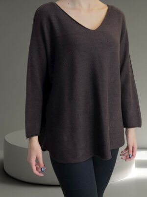 Πουλόβερ με V λαιμόκοψη και μοντέρνα γραμμή