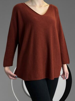 Πουλόβερ με V λαιμόκοψη και μοντέρνα γραμμή