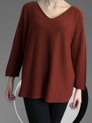 Πουλόβερ με V λαιμόκοψη και μοντέρνα γραμμή