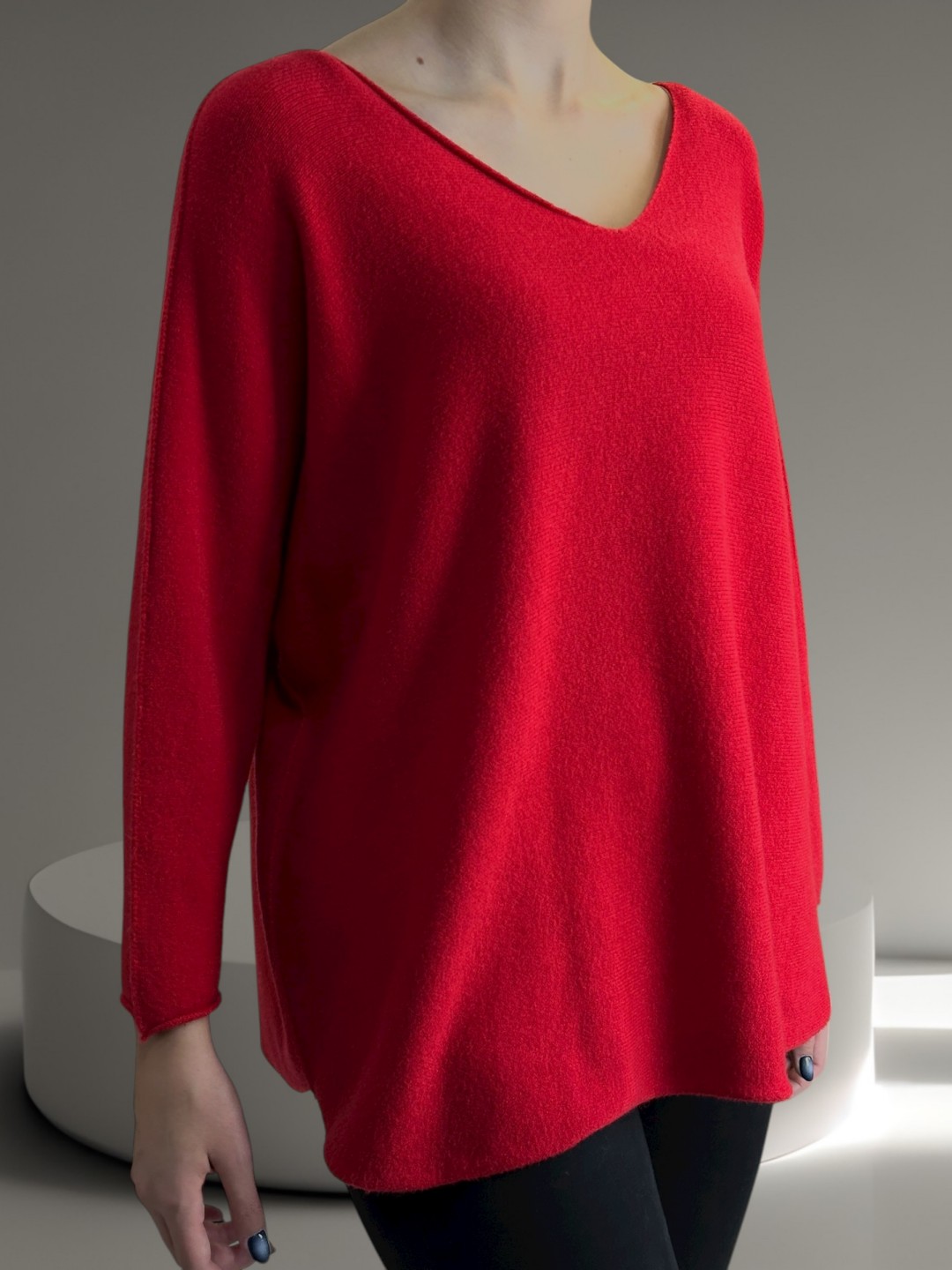 Πουλόβερ με V λαιμόκοψη και μοντέρνα γραμμή Πουλόβερ με V λαιμόκοψη και μοντέρνα γραμμή