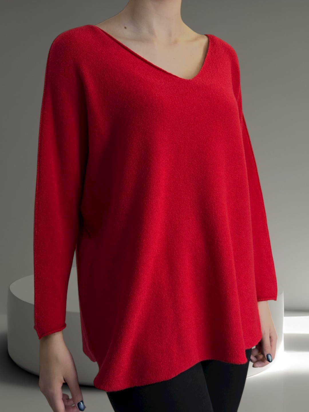 Πουλόβερ με V λαιμόκοψη και μοντέρνα γραμμή Πουλόβερ με V λαιμόκοψη και μοντέρνα γραμμή