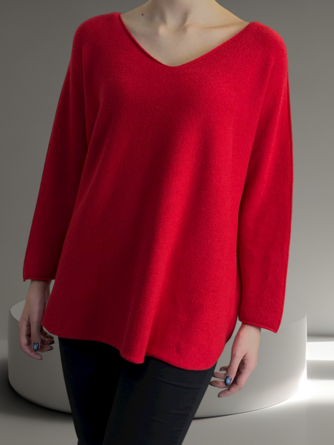 Πουλόβερ με V λαιμόκοψη και μοντέρνα γραμμή Πουλόβερ με V λαιμόκοψη και μοντέρνα γραμμή