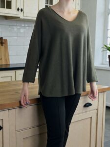 Πουλόβερ με V λαιμόκοψη και μοντέρνα γραμμή