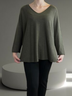 Πουλόβερ με V λαιμόκοψη και μοντέρνα γραμμή