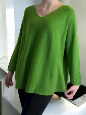 Πουλόβερ με V λαιμόκοψη και μοντέρνα γραμμή