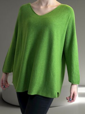 Πουλόβερ με V λαιμόκοψη και μοντέρνα γραμμή