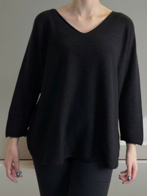 Πουλόβερ με V λαιμόκοψη και μοντέρνα γραμμή