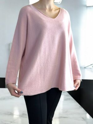 Πουλόβερ με V λαιμόκοψη και μοντέρνα γραμμή