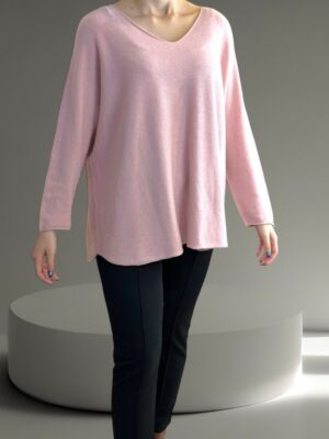 Πουλόβερ με V λαιμόκοψη και μοντέρνα γραμμή