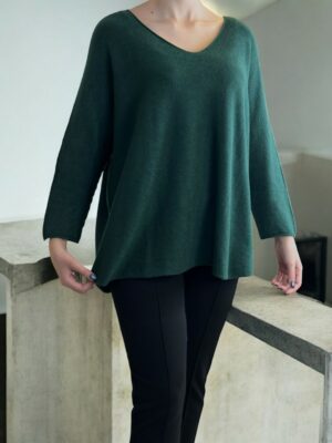 Πουλόβερ με V λαιμόκοψη και μοντέρνα γραμμή