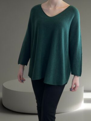 Πουλόβερ με V λαιμόκοψη και μοντέρνα γραμμή