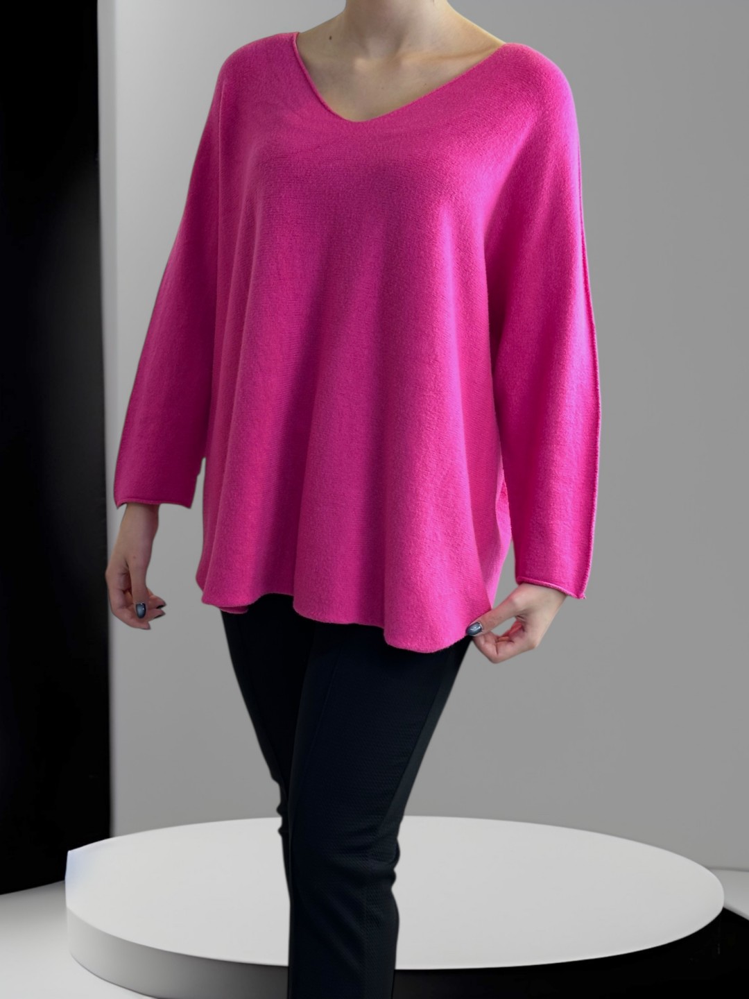 Πουλόβερ με V λαιμόκοψη και μοντέρνα γραμμή Πουλόβερ με V λαιμόκοψη και μοντέρνα γραμμή