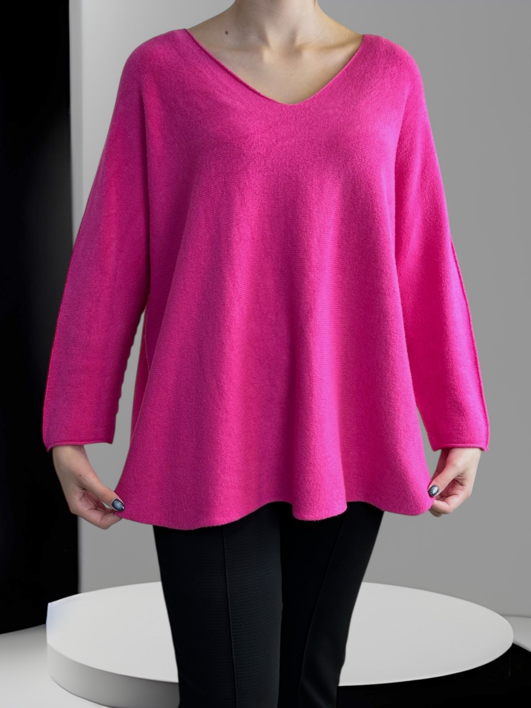 Πουλόβερ με V λαιμόκοψη και μοντέρνα γραμμή Πουλόβερ με V λαιμόκοψη και μοντέρνα γραμμή