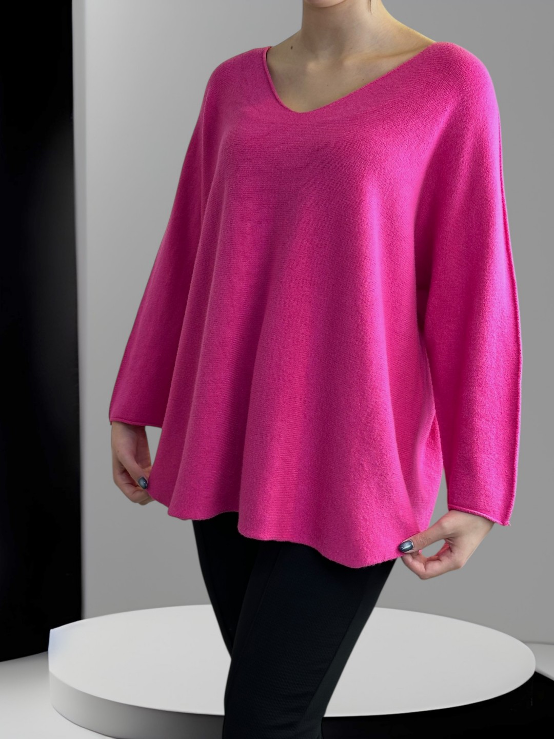 Πουλόβερ με V λαιμόκοψη και μοντέρνα γραμμή Πουλόβερ με V λαιμόκοψη και μοντέρνα γραμμή