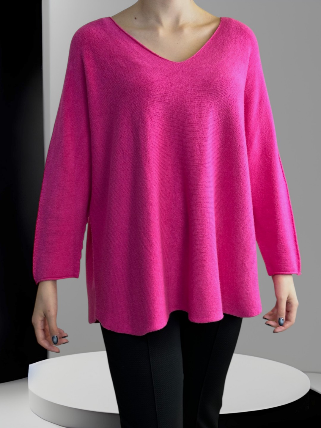 Πουλόβερ με V λαιμόκοψη και μοντέρνα γραμμή Πουλόβερ με V λαιμόκοψη και μοντέρνα γραμμή