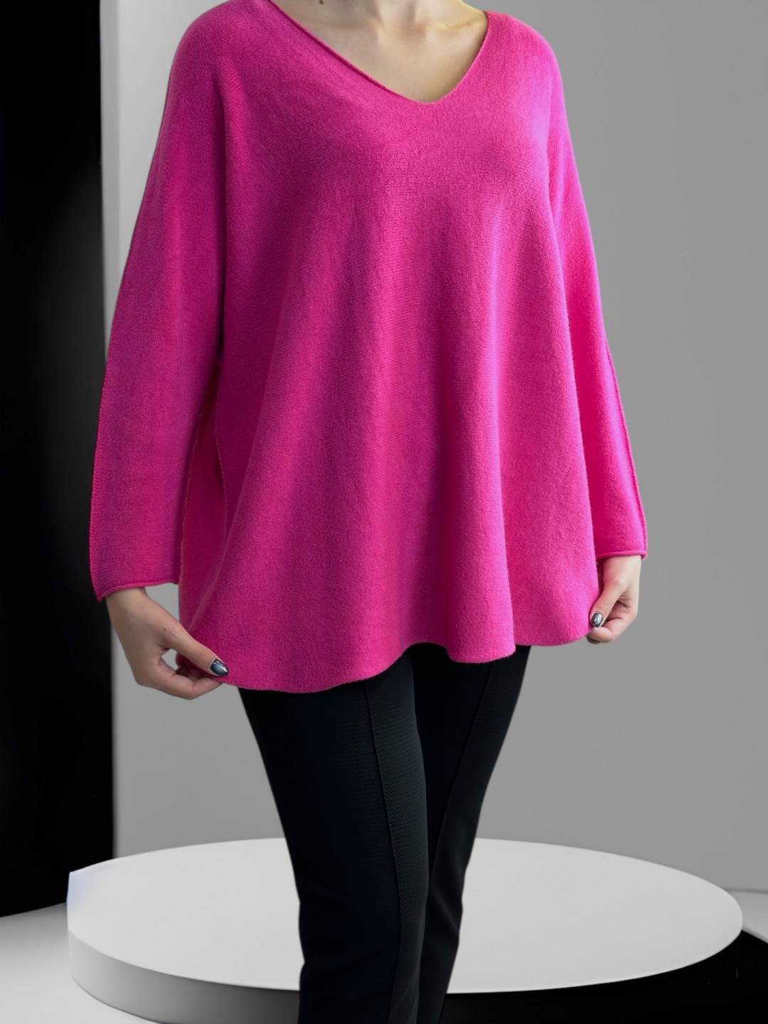 Πουλόβερ με V λαιμόκοψη και μοντέρνα γραμμή Πουλόβερ με V λαιμόκοψη και μοντέρνα γραμμή