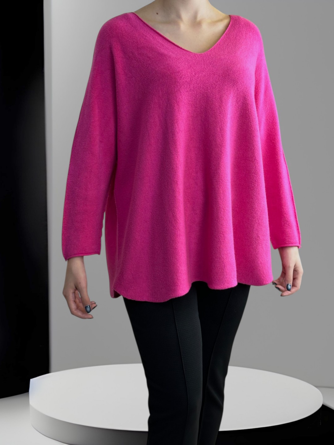 Πουλόβερ με V λαιμόκοψη και μοντέρνα γραμμή Πουλόβερ με V λαιμόκοψη και μοντέρνα γραμμή