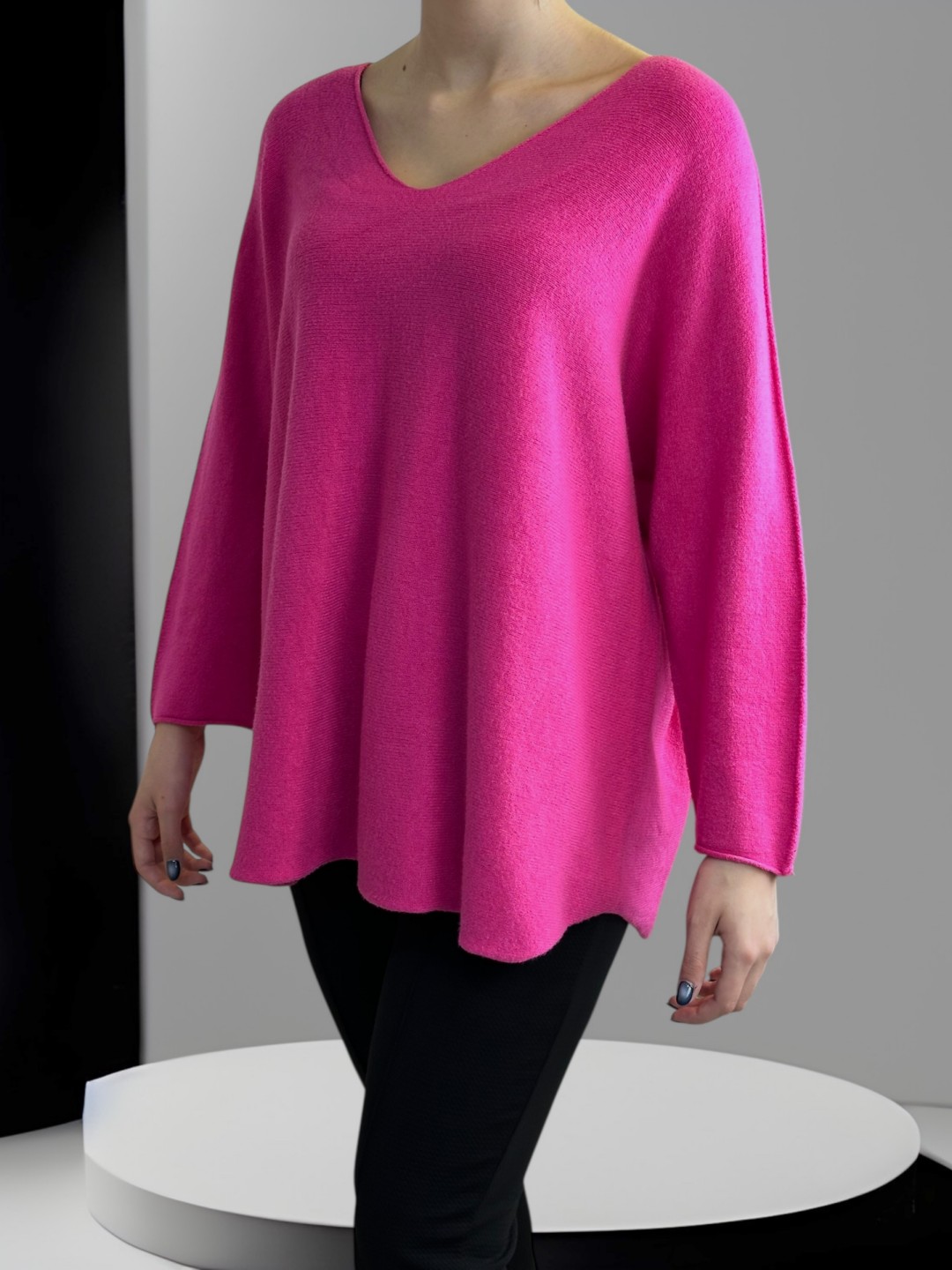 Πουλόβερ με V λαιμόκοψη και μοντέρνα γραμμή Πουλόβερ με V λαιμόκοψη και μοντέρνα γραμμή