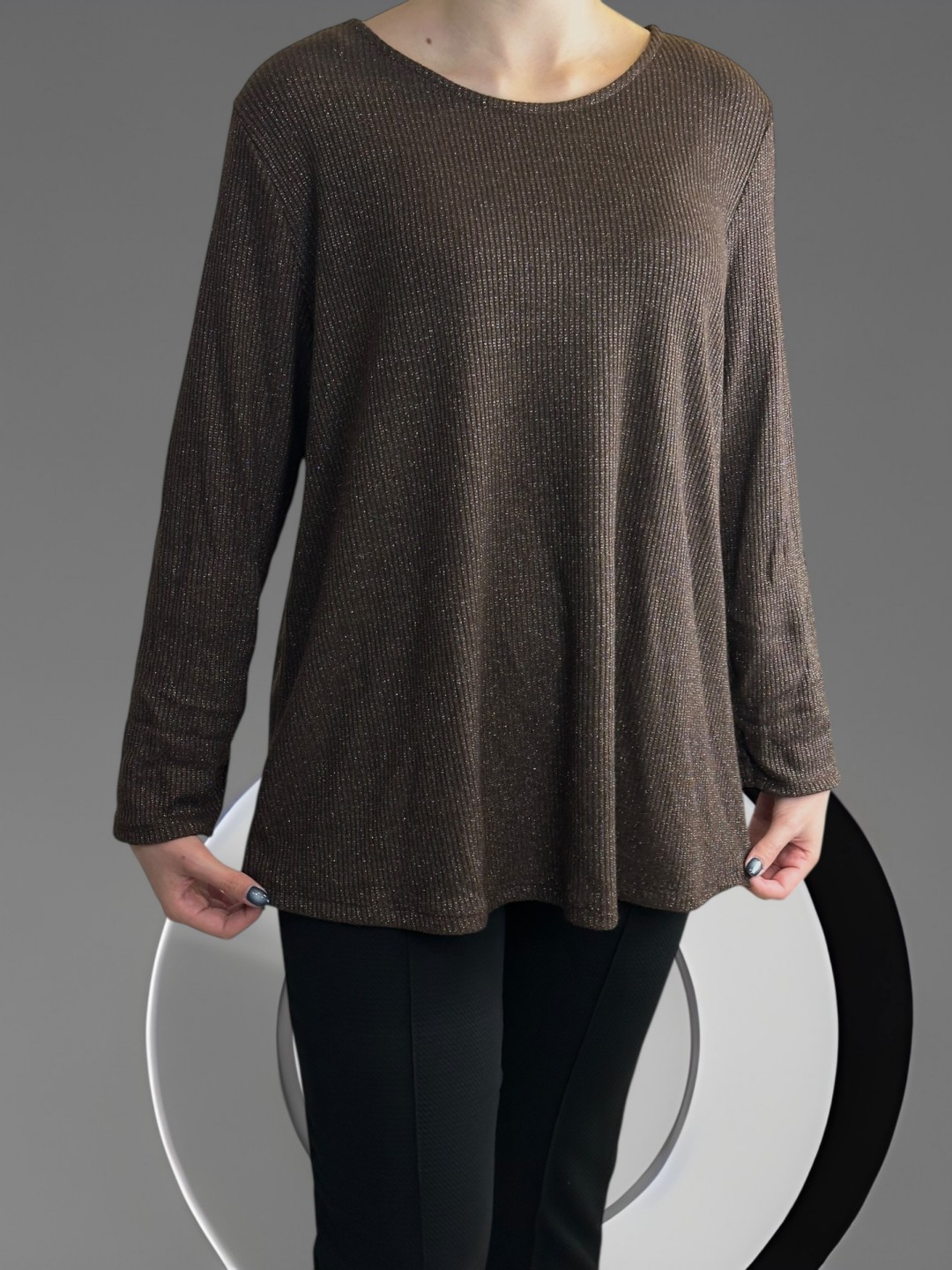 Μπλούζα με διακριτική χρυσοκλωστή για elegant look Μπλούζα με διακριτική χρυσοκλωστή για elegant look