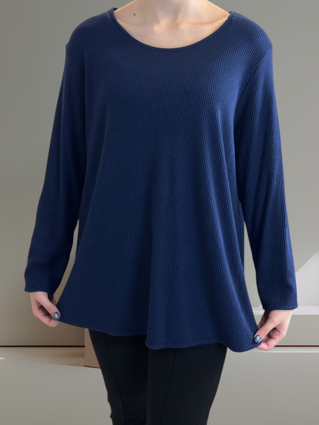 Μπλούζα με διακριτική χρυσοκλωστή για elegant look Μπλούζα με διακριτική χρυσοκλωστή για elegant look