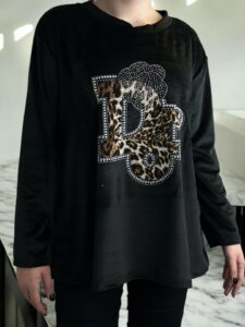 Μπλούζα με γράμματα από βελούδινη