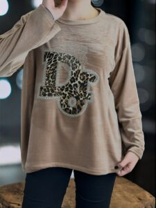 Μπλούζα με γράμματα από βελούδινη