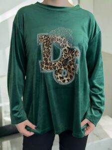 Μπλούζα με γράμματα από βελούδινη