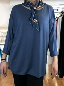 Μπλούζα με λεπτομέρεια αλυσιδα με φουλάρι