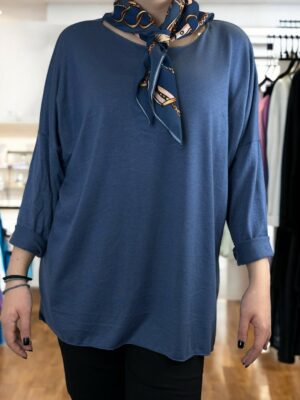 Μπλούζα με λεπτομέρεια αλυσιδα με φουλάρι