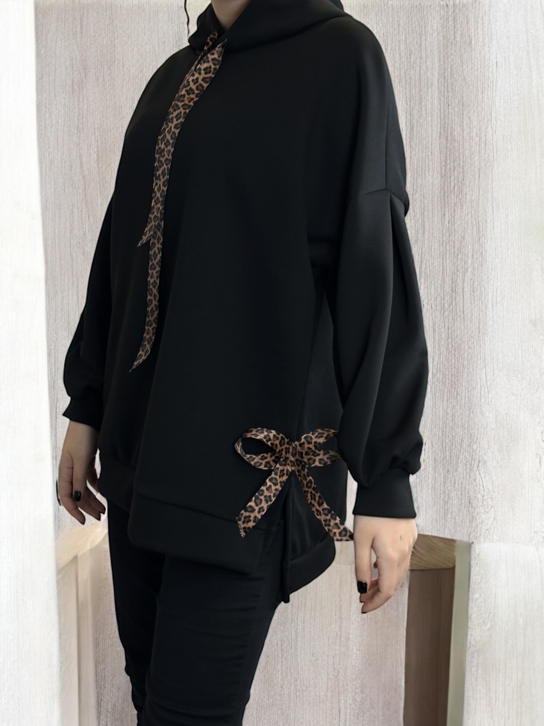 Μπλούζα φούτερ με λεοπάρ λεπτομέρειες Μπλούζα φούτερ με λεοπάρ λεπτομέρειες