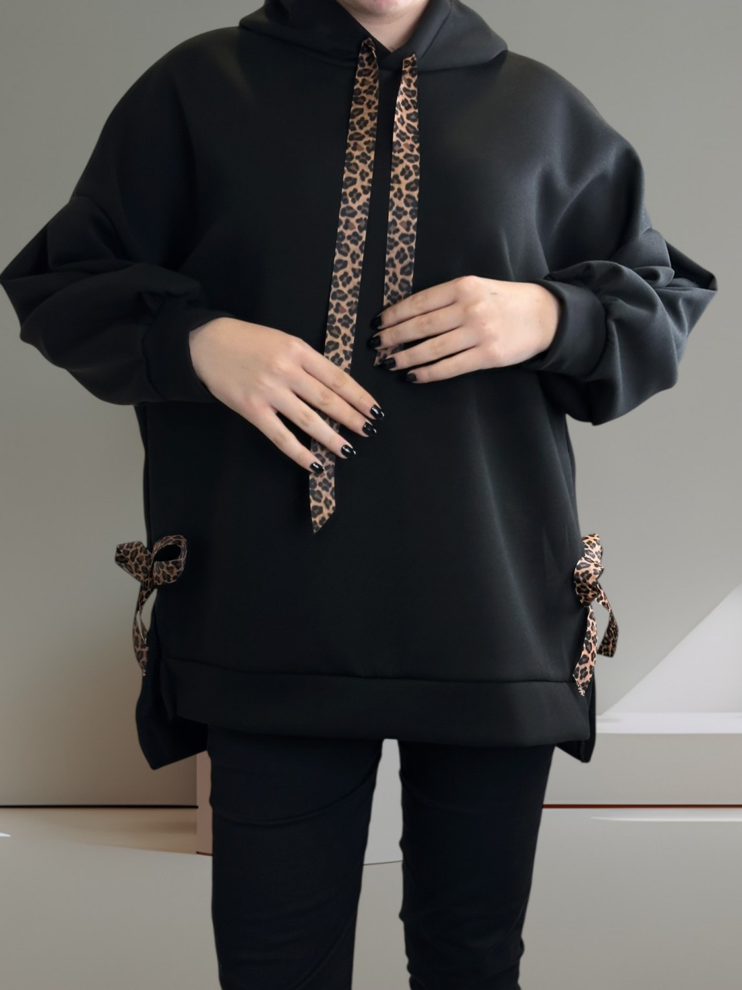 Μπλούζα φούτερ με λεοπάρ λεπτομέρειες Μπλούζα φούτερ με λεοπάρ λεπτομέρειες