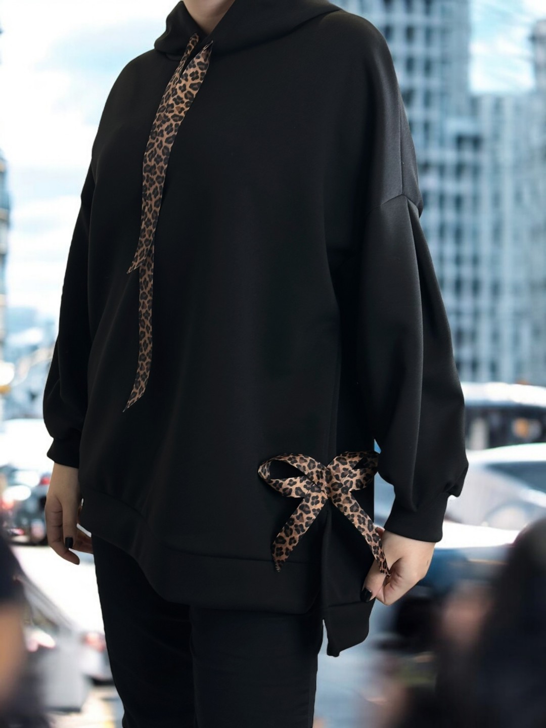 Μπλούζα φούτερ με λεοπάρ λεπτομέρειες Μπλούζα φούτερ με λεοπάρ λεπτομέρειες