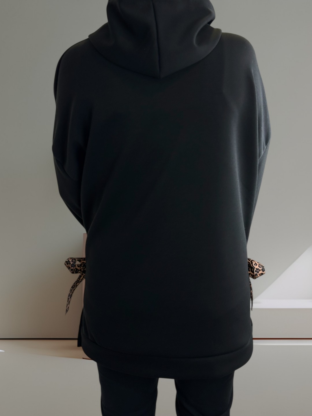 Μπλούζα φούτερ με λεοπάρ λεπτομέρειες Μπλούζα φούτερ με λεοπάρ λεπτομέρειες