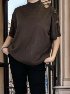 Μοντέρνο κοντομάνικο πουλόβερ με stylish κουμπιά