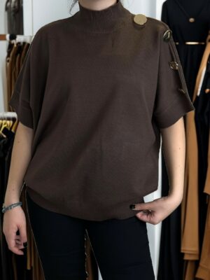 Μοντέρνο κοντομάνικο πουλόβερ με stylish κουμπιά