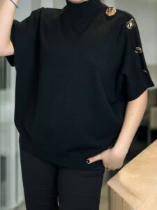 Μοντέρνο κοντομάνικο πουλόβερ με stylish κουμπιά