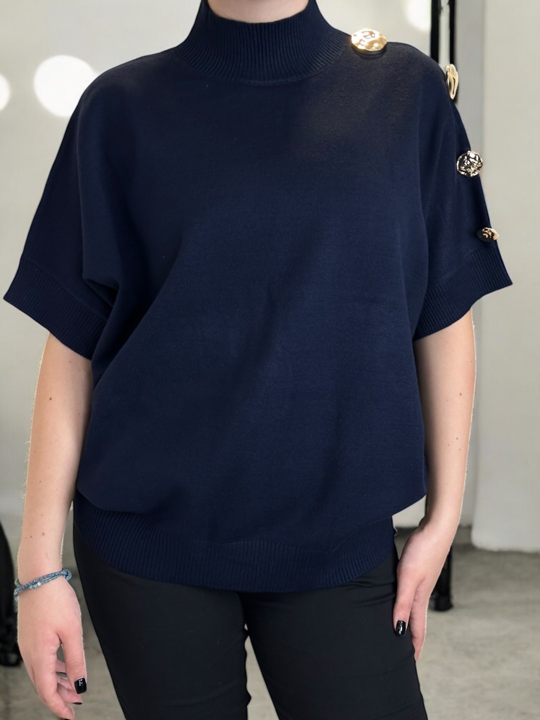 Μοντέρνο κοντομάνικο πουλόβερ με stylish κουμπιά Μοντέρνο κοντομάνικο πουλόβερ με stylish κουμπιά