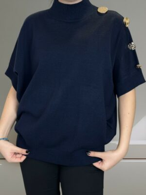 Μοντέρνο κοντομάνικο πουλόβερ με stylish κουμπιά