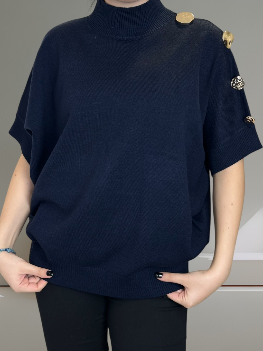 Μοντέρνο κοντομάνικο πουλόβερ με stylish κουμπιά Μοντέρνο κοντομάνικο πουλόβερ με stylish κουμπιά