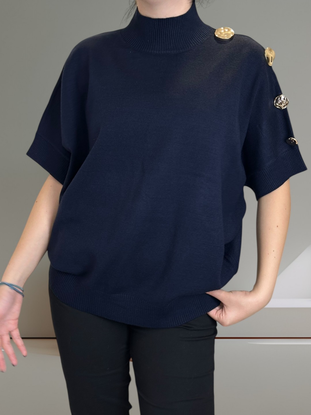 Μοντέρνο κοντομάνικο πουλόβερ με stylish κουμπιά Μοντέρνο κοντομάνικο πουλόβερ με stylish κουμπιά