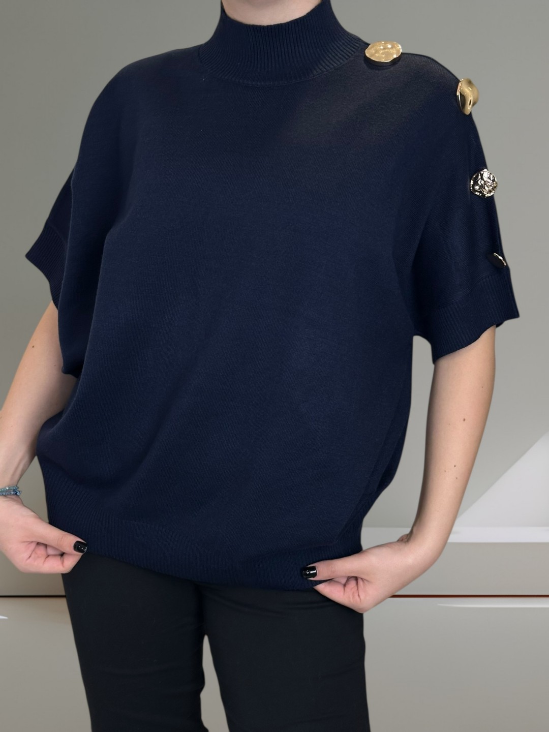 Μοντέρνο κοντομάνικο πουλόβερ με stylish κουμπιά Μοντέρνο κοντομάνικο πουλόβερ με stylish κουμπιά