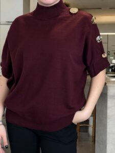 Μοντέρνο κοντομάνικο πουλόβερ με stylish κουμπιά