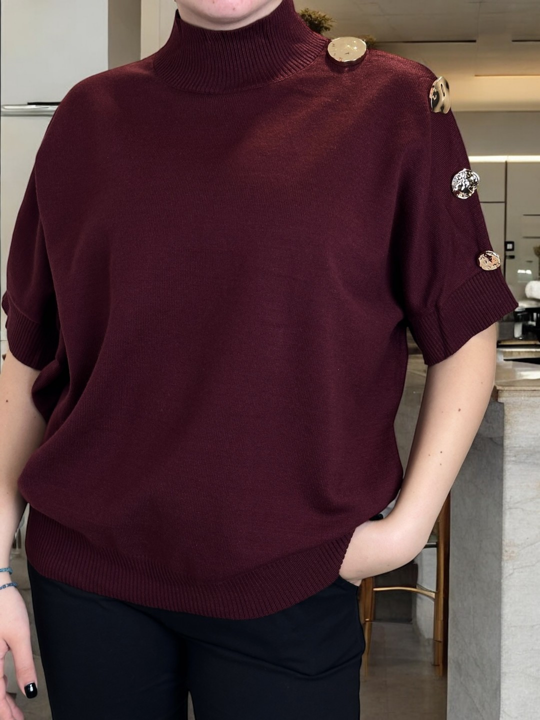 Μοντέρνο κοντομάνικο πουλόβερ με stylish κουμπιά Μοντέρνο κοντομάνικο πουλόβερ με stylish κουμπιά