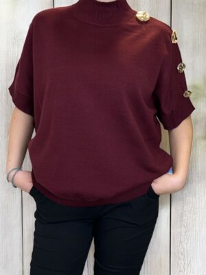 Μοντέρνο κοντομάνικο πουλόβερ με stylish κουμπιά