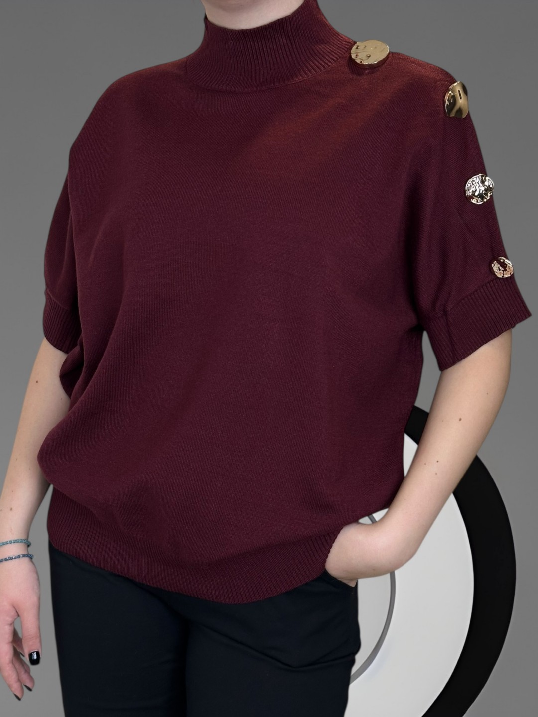 Μοντέρνο κοντομάνικο πουλόβερ με stylish κουμπιά Μοντέρνο κοντομάνικο πουλόβερ με stylish κουμπιά