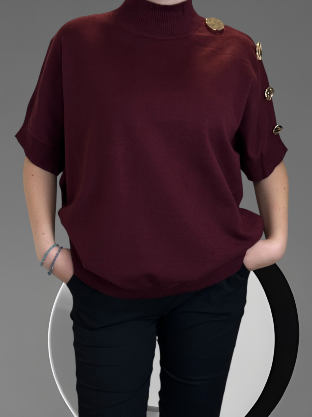 Μοντέρνο κοντομάνικο πουλόβερ με stylish κουμπιά Μοντέρνο κοντομάνικο πουλόβερ με stylish κουμπιά