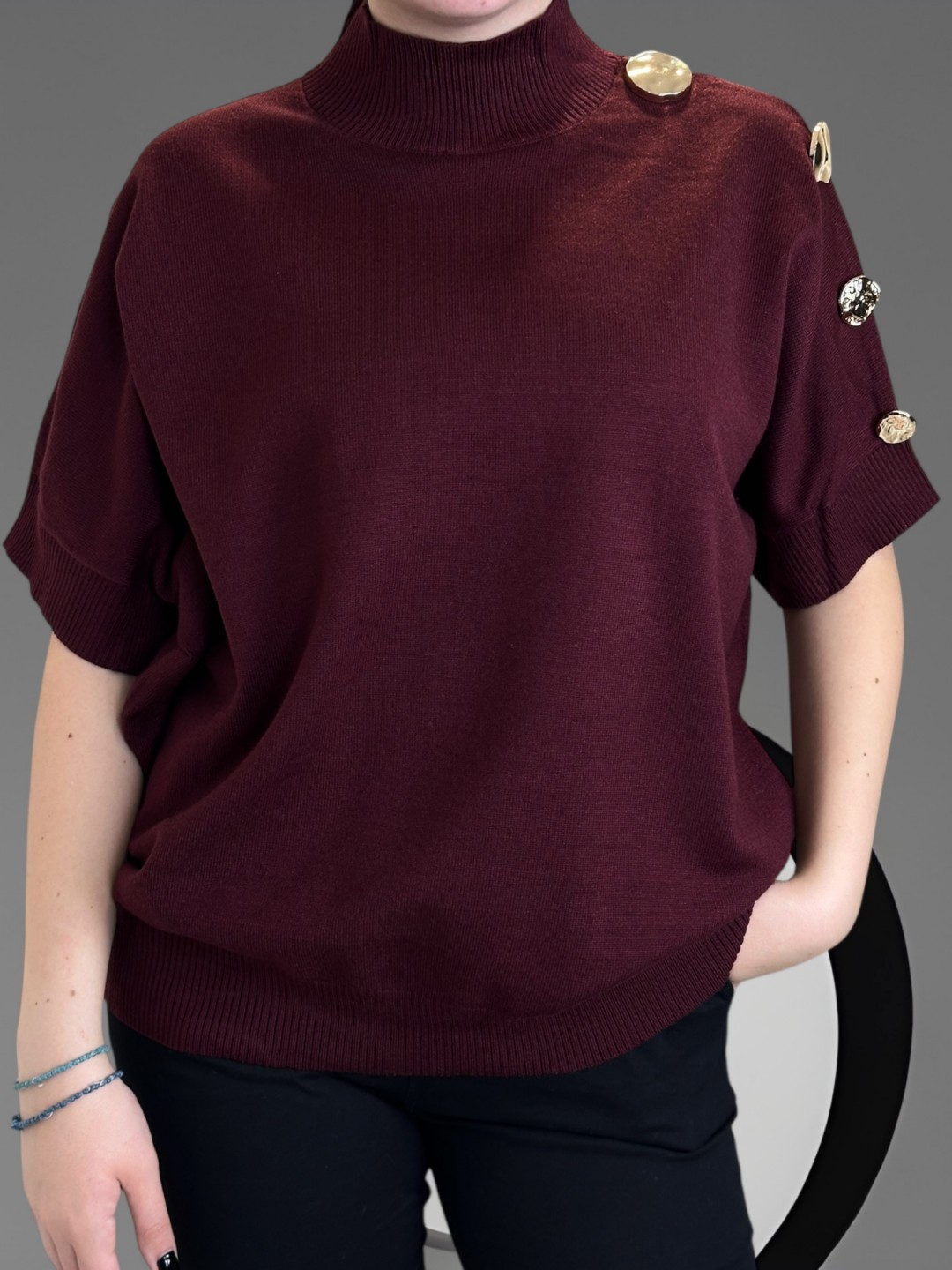 Μοντέρνο κοντομάνικο πουλόβερ με stylish κουμπιά Μοντέρνο κοντομάνικο πουλόβερ με stylish κουμπιά