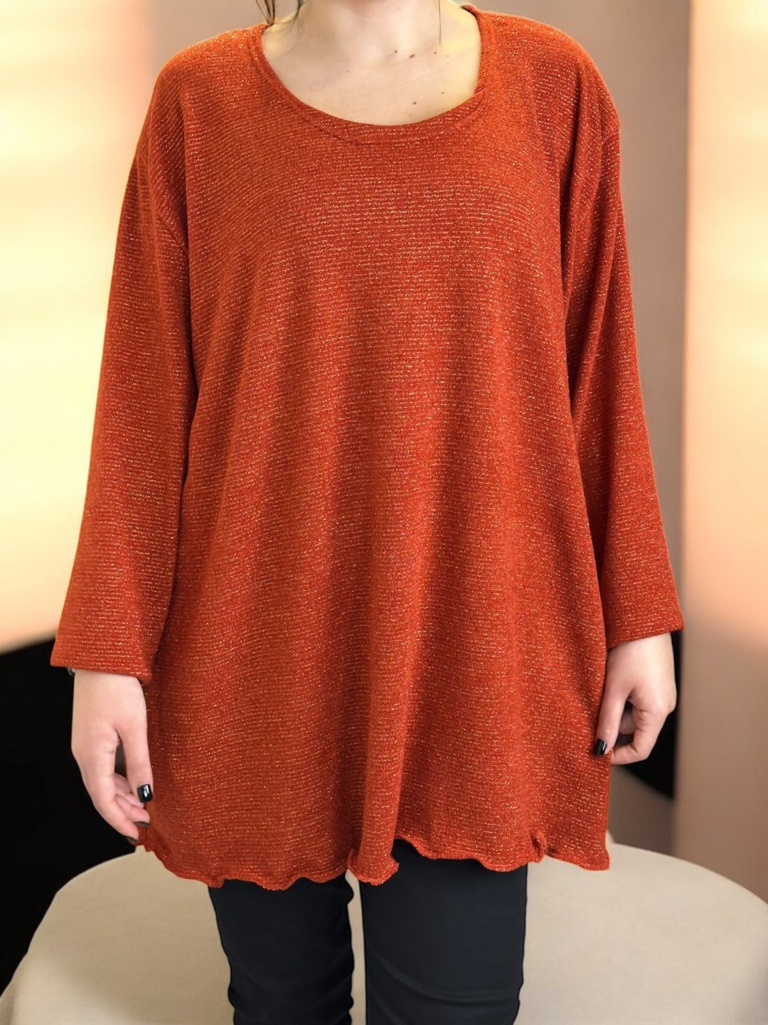 Μονόχρωμη μπλούζα σε πορτοκαλί για καθημερινό look Μονόχρωμη μπλούζα σε πορτοκαλί για καθημερινό look