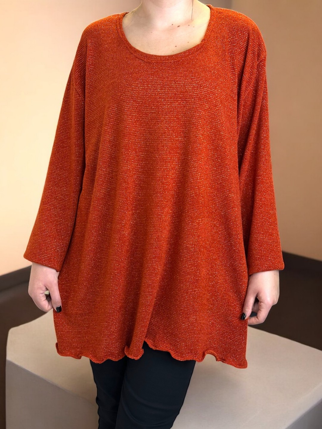 Μονόχρωμη μπλούζα σε πορτοκαλί για καθημερινό look Μονόχρωμη μπλούζα σε πορτοκαλί για καθημερινό look